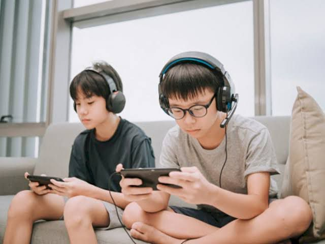 You are currently viewing Terjebak di Dunia Virtual: Mengupas Eksodus Remaja ke Labirin Kecanduan Game Online